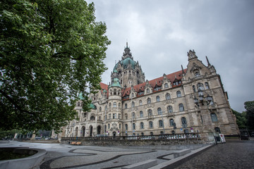 Rathaus von Hannover an einem bedeckten Tag