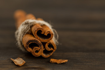 Obraz na płótnie Canvas cinnamon sticks on wooden background, close up