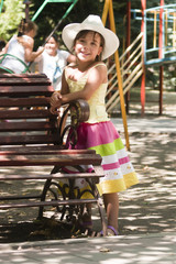 Девочка на игровой площадке