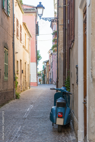 Vespa nel vicolo italiano