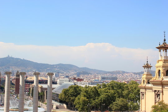 Blick vom Montjuic (Palau Nacional) auf Vier Säulen und Barcelona