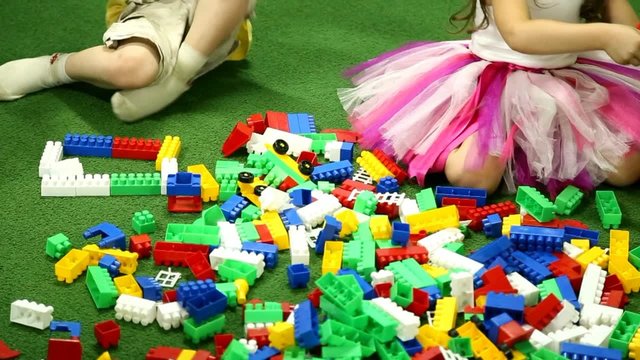 children of 2-5 years old playing with blocks toys