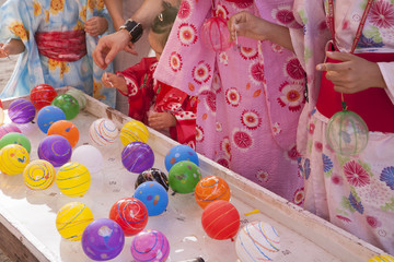 露店の風船つり