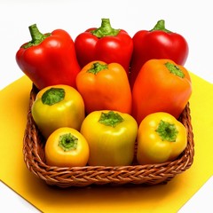 Peperoni dentro un cestino di vimini