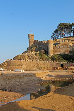 Riera seca, con el castillo de Tossa de Mar 