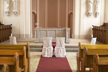 Leere Stühle in der Kirche