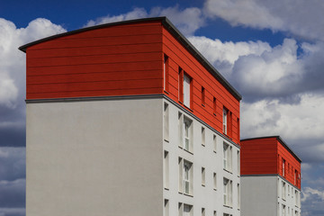 Sanierter Sozialbau in satten Farben