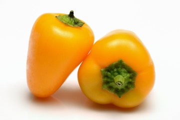 Due peperoni gialli su sfondo bianco