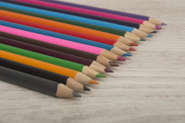 Obraz premium Colored pencils on a wooden table.
