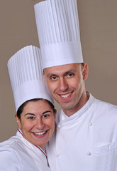 Retrato de una pareja de cocineros felices y exitosos.