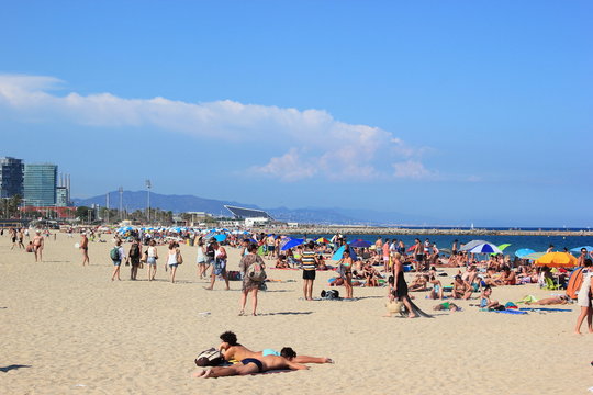 Menschenmenge am Sandstrand von Barcelona (Spanien)