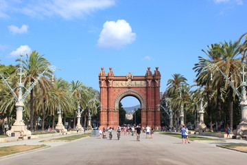 Fototapeta na wymiar Die Promenade mit dem Arc de Triomf in Barcelona
