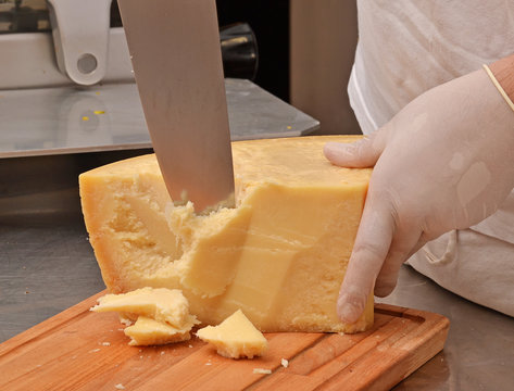 Cortando trozos de queso parmesano. 
