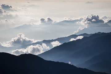 Piękny mglisty wschód słońca. Jaskrawy zaświecający mgły i chmury góry doliny krajobraz. - 88697281