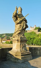 Fototapeta na wymiar Sankt Kilian, Alte Mainbrücke, Würzburg