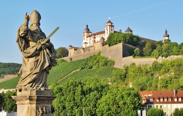 Fototapeta na wymiar Sankt Kilian, Alte Mainbrücke, Würzburg