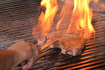 Cocinando bistec, carne a la Parrilla.