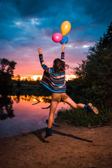 Dziewczyna z kolorowymi balonami
