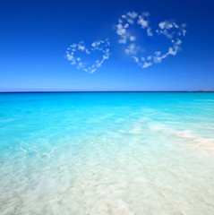 tropischer Strand mit Herzwolken