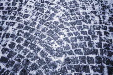 rutschiger Kopfsteinpflaster