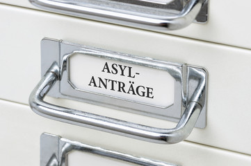 Schubladenschrank mit der Aufschrift Asylanträge