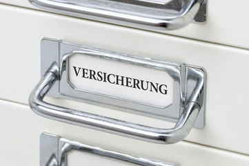 Schubladenschrank mit der Aufschrift Versicherung