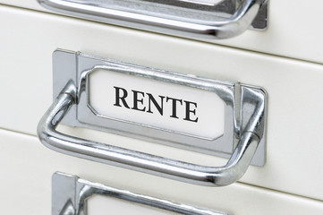Schubladenschrank mit der Aufschrift Rente