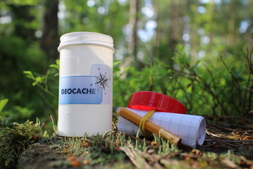 Geocaching and geocache container in forest © Lasse Hendriks