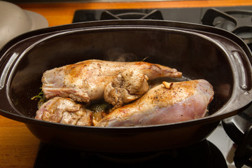 Kaninchenbraten im Schmortopf