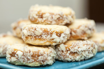 Galletas con dulce de leche y nueces