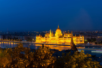 Obraz premium Hungarian Parliament in Budapest across the Danube