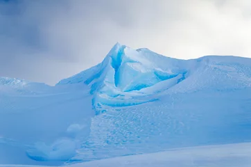 Rolgordijnen Blue Ice Mountain Peak © antantarctic