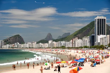 Papier Peint photo autocollant Copacabana, Rio de Janeiro, Brésil Sunny Day in Crowded Copacabana Beach