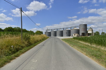 Route vers l'un des ensembles de silos à grains dans la région du Périgord Vert