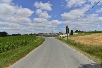 Route de campagne passant devant l'un des cimetières isolés et typiques du Périgord Vert 