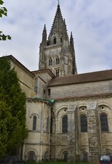 L'arrière droite de la basilique St-Eutrope à Saintes en Charente