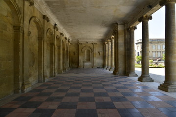Dallage en damier aux colonnades de l'Orangerie du Jardin Botanique de Bordeaux