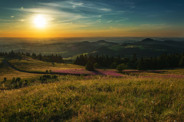 Obraz premium Sonnenuntergang auf der Wasserkuppe