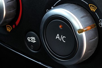 eingeschaltete Klimaanlage im Auto