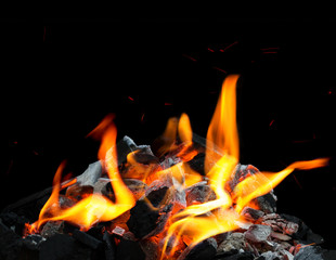 Fototapeta premium Holzkohleglut mit Flammen und Funken