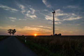 Obraz premium Windrad beim Sonnenuntergang