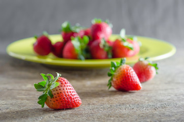 red strawberries on dish