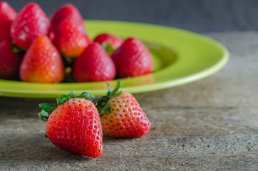  red strawberries on dish