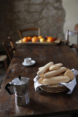 Tavolo con caffettiera e biscotti tipici