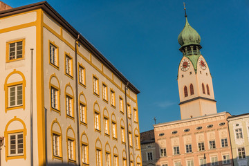 Fototapeta na wymiar Rosenheim Altstadthaus mit Stadtpfarrkirche in der Abendsonne