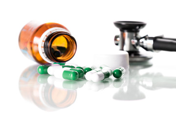 Tabletten und Stethoskop auf Beipackzettel