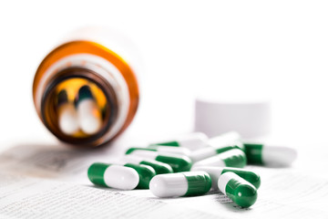 Tabletten und Stethoskop auf Beipackzettel