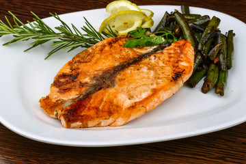Grilled salmon with green beans