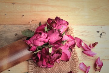 Pink roses and rose petals were sprinkled fallen.