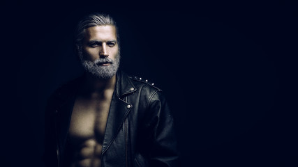 Obraz premium Portret siwowłosy mężczyzna